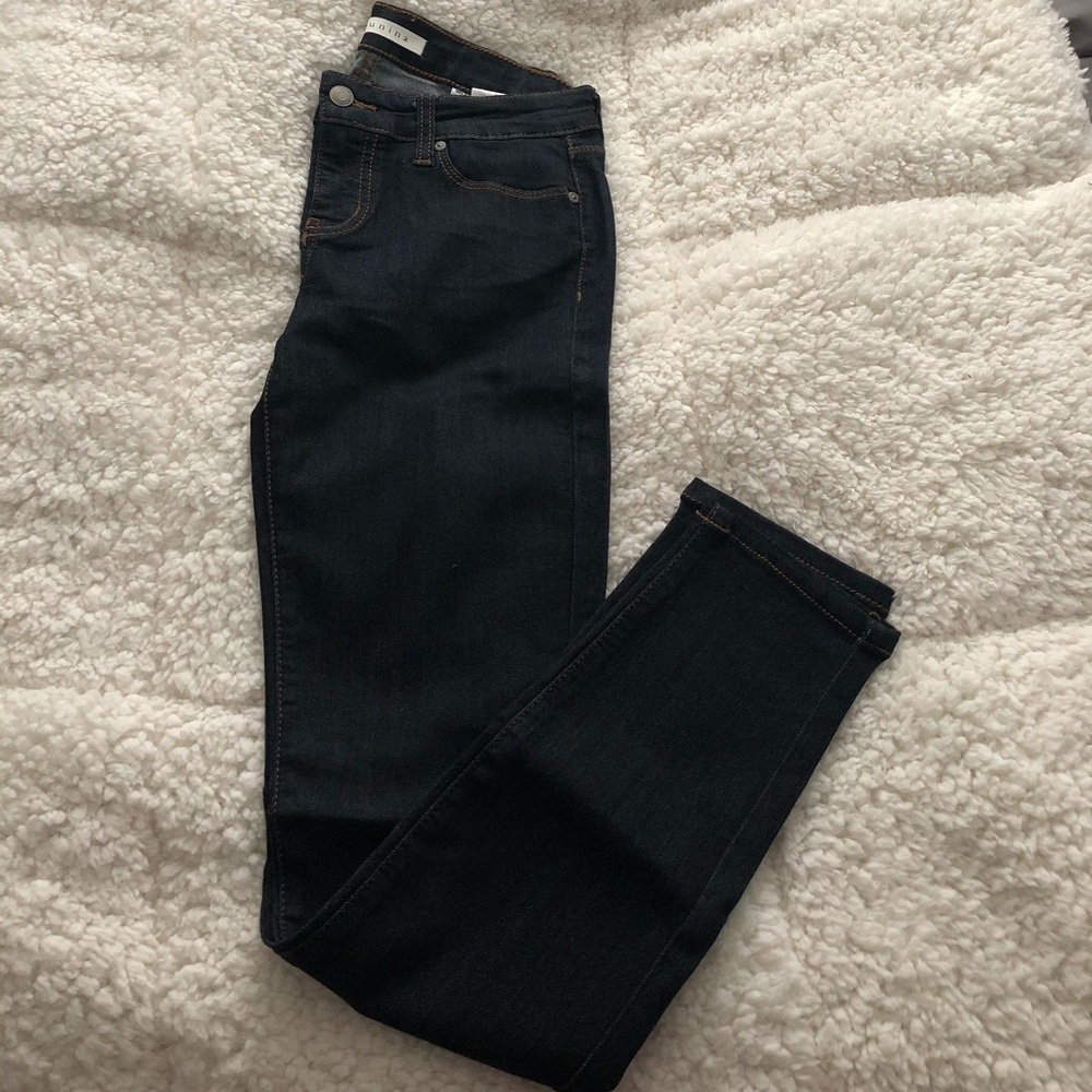 Dark wash, low-rise jegging